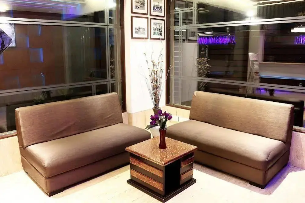 Колката: OYO Premium Harish Mukherjee Road