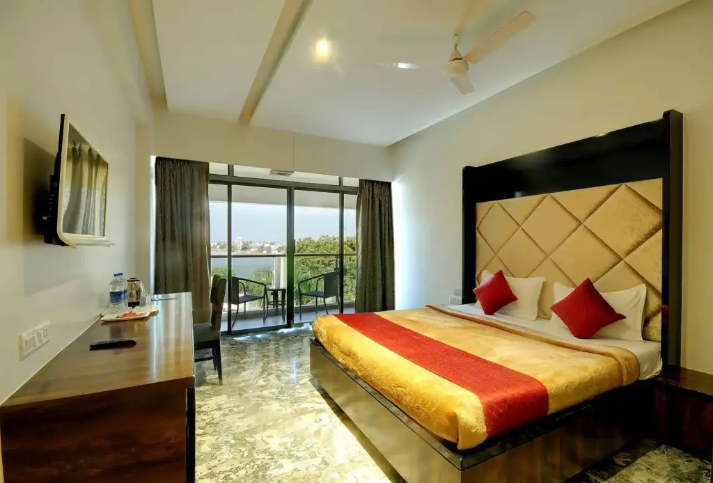 Диу: Hotel Apaar with Sea Face Garden Restaurant