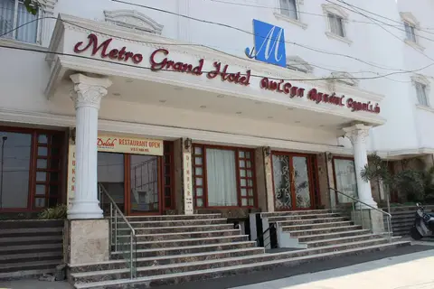 Metro Grand Hotel — фото 1