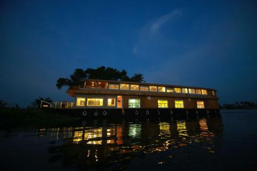 Godly Houseboats — фото 1