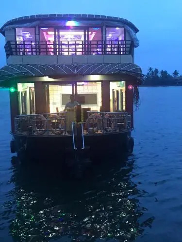 Аллеппи: Godly Houseboats