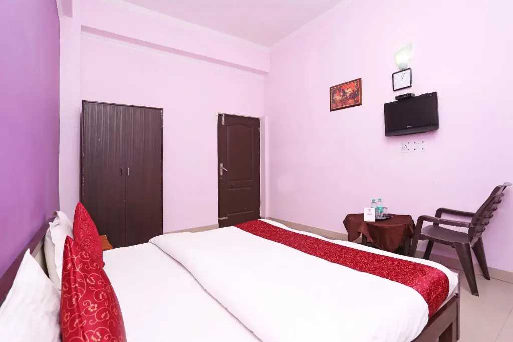 Большая Нойда: OYO 12784 Fabebo Hotel
