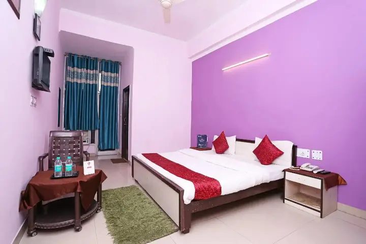 Большая Нойда: OYO 12784 Fabebo Hotel