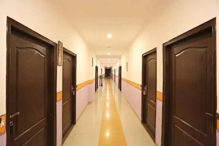 Большая Нойда: OYO 12784 Fabebo Hotel