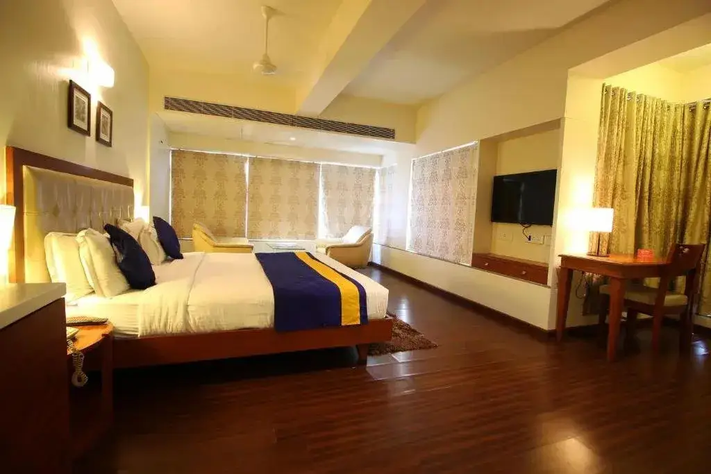 Ахмедабад: OYO Premium Thaltej Cross Road SG Highway