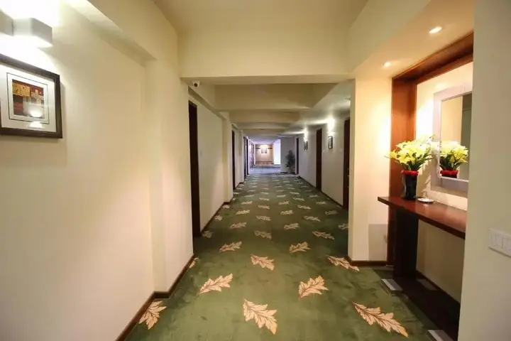 Ахмедабад: OYO Premium Thaltej Cross Road SG Highway