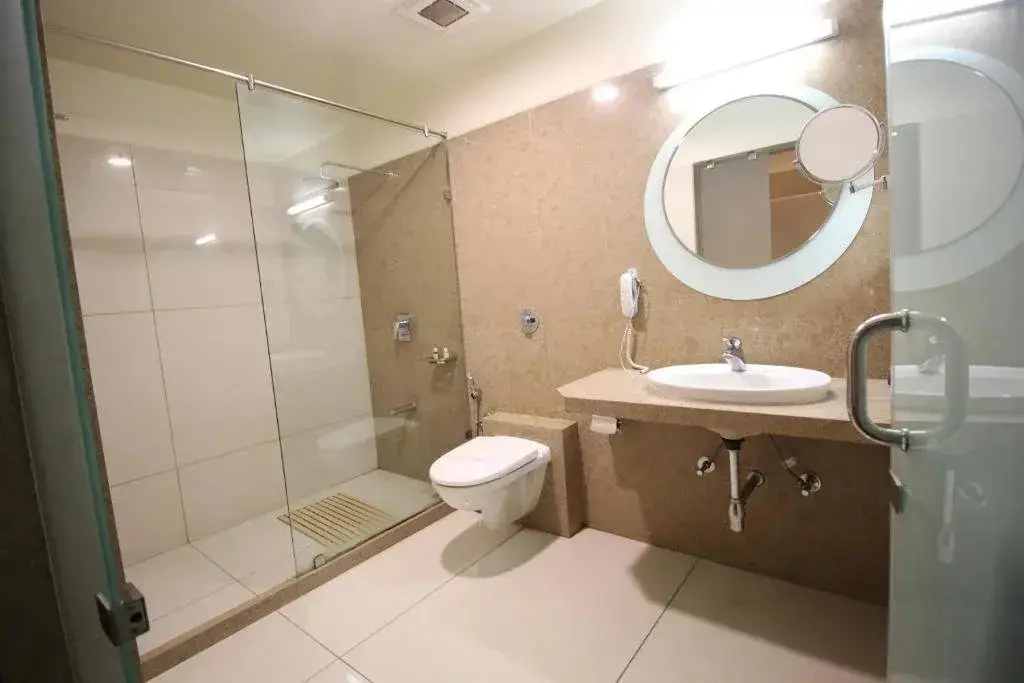 Ахмедабад: OYO Premium Thaltej Cross Road SG Highway