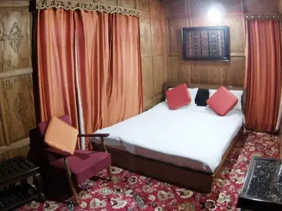 Шринагар: Mother India Group of houseboats.