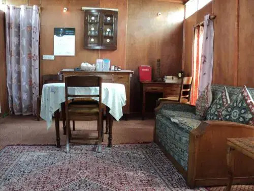 Шринагар: Houseboat Kohisar