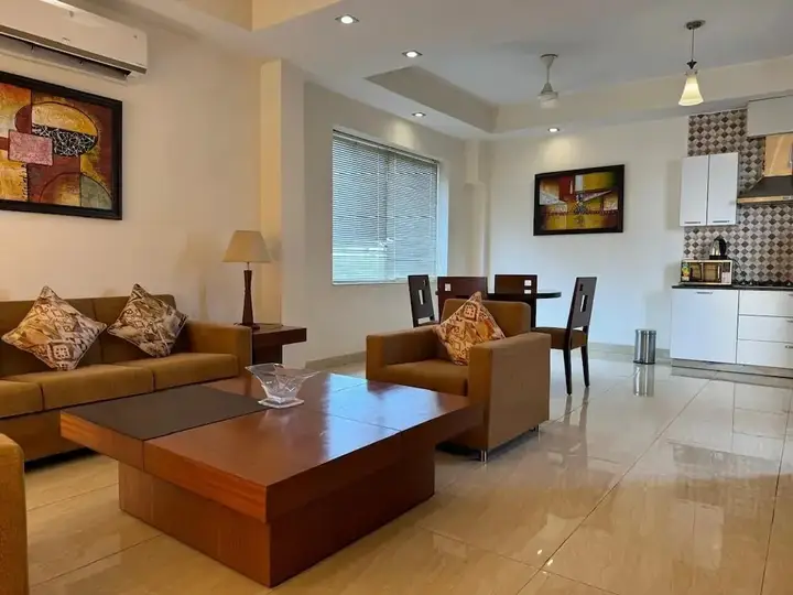 Нойда: OYO Premium Noida Amity