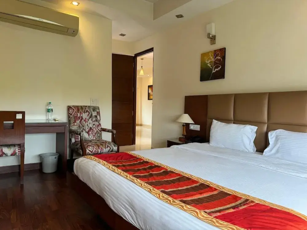 Нойда: OYO Premium Noida Amity