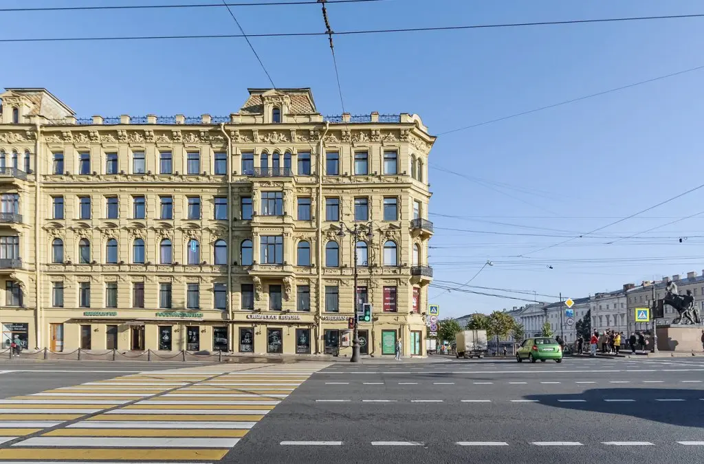 Санкт-Петербург: Дизайнepcкие апартаменты с великолепным видом нa Фонтaнку