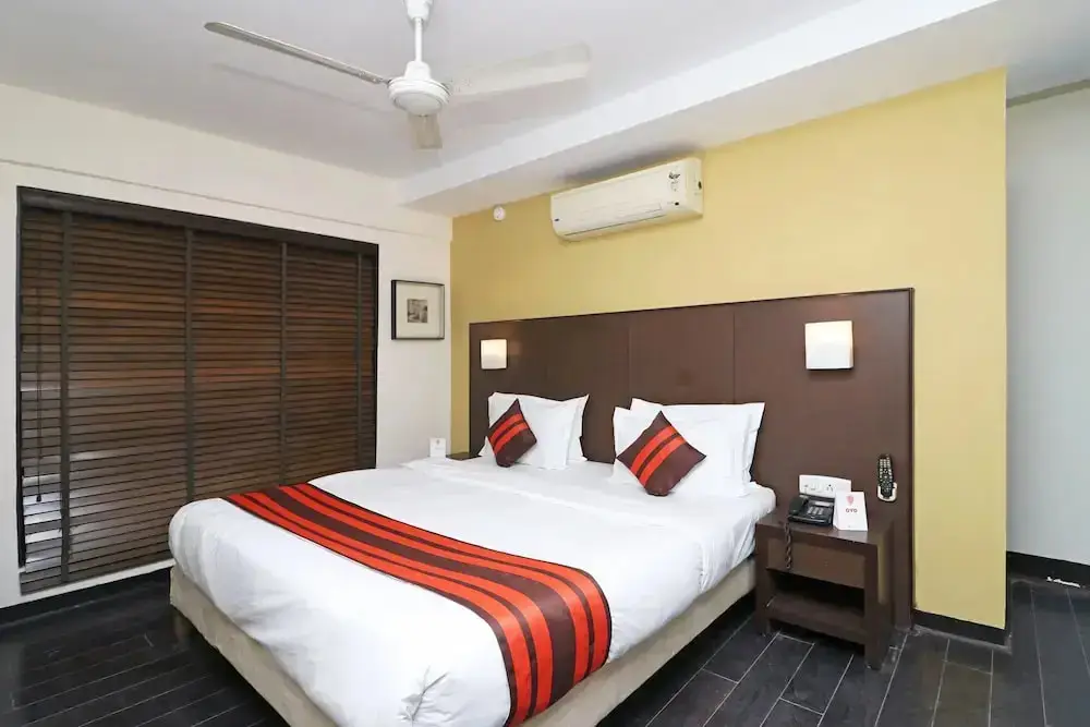 Колката: OYO Premium Ballygunge Lovelock Street