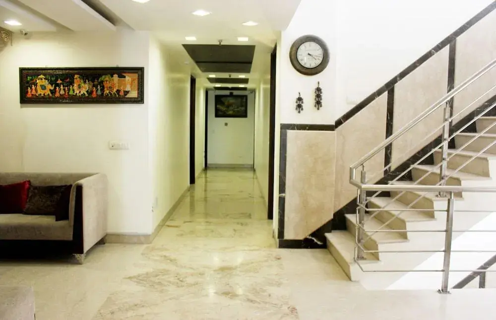 Нью-Дели: OYO Premium Rajouri Garden Janta Market