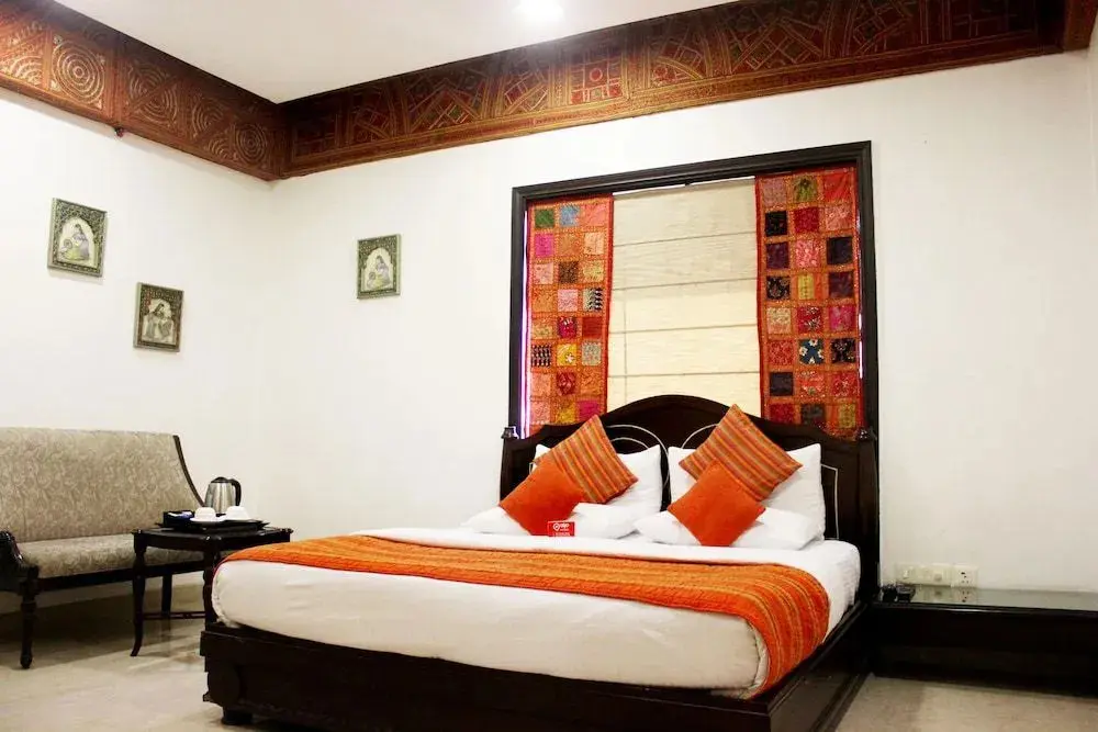 Нью-Дели: OYO Premium Rajouri Garden Janta Market