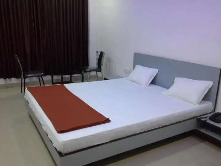 Тхане: Hotel Galaxy's Vaibhav