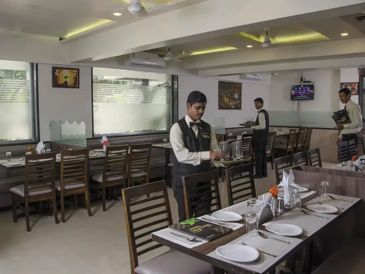 Тхане: Hotel Galaxy's Vaibhav