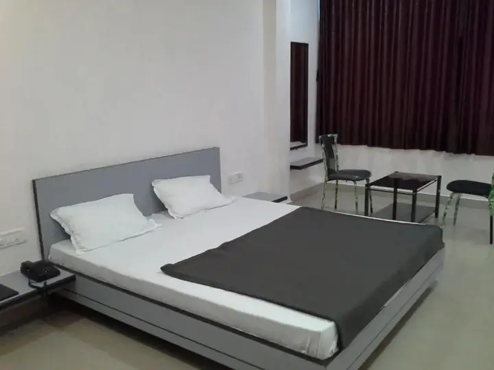 Тхане: Hotel Galaxy's Vaibhav