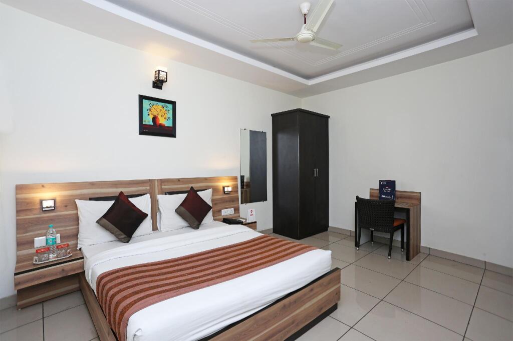 Газиабад: Capital O 1391 Hotel Pushpa Vilas