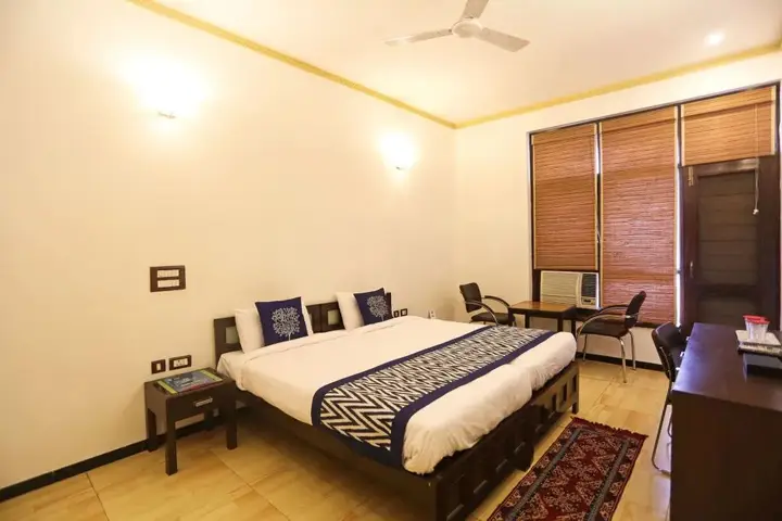 Гуруграм: OYO Premium Galleria Market DLF 4