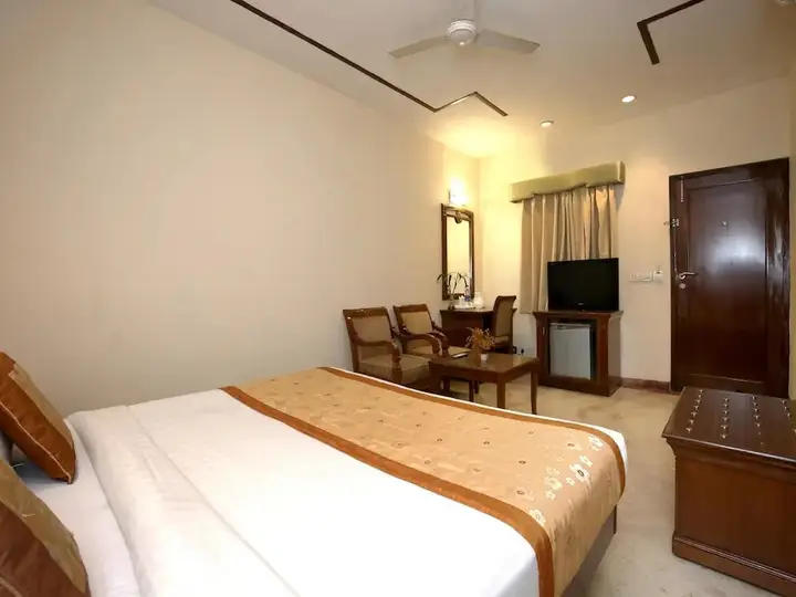 Чандигарх: OYO 808 Hotel Alora