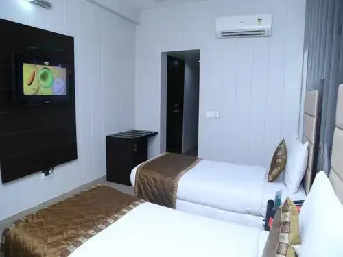 Бадди: Hotel Noor