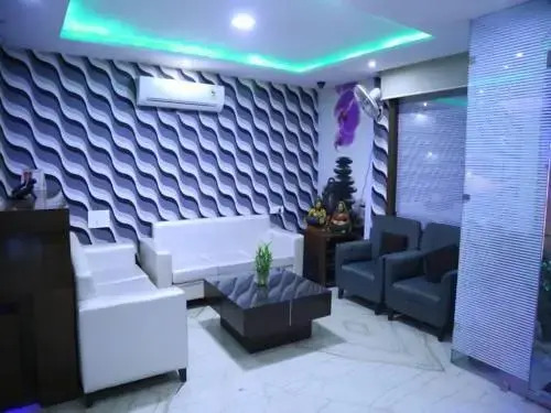 Бадди: Hotel Noor