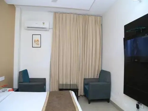 Бадди: Hotel Noor