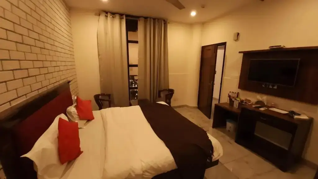 Чандигарх: OYO Rooms Sector 22 Mobile Market