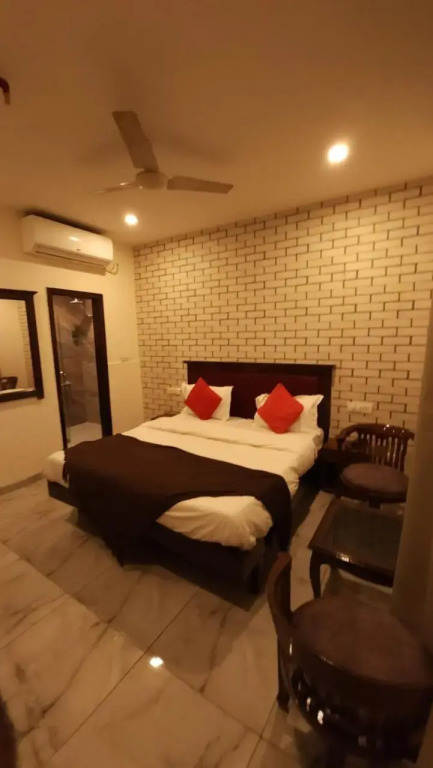 Чандигарх: OYO Rooms Sector 22 Mobile Market