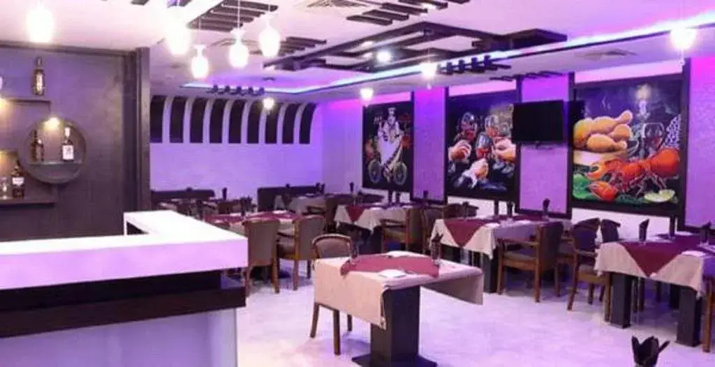 OYO Premium Teen Batti Devka Road — фото 1