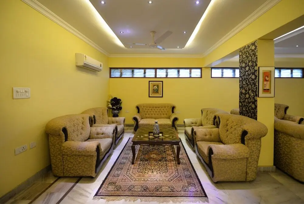 Хидерабад: OYO Premium Banjara Hills Road No 12