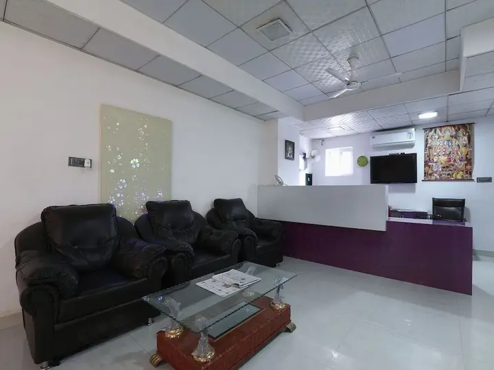 Хидерабад: OYO 986 Hotel Akhand Homes