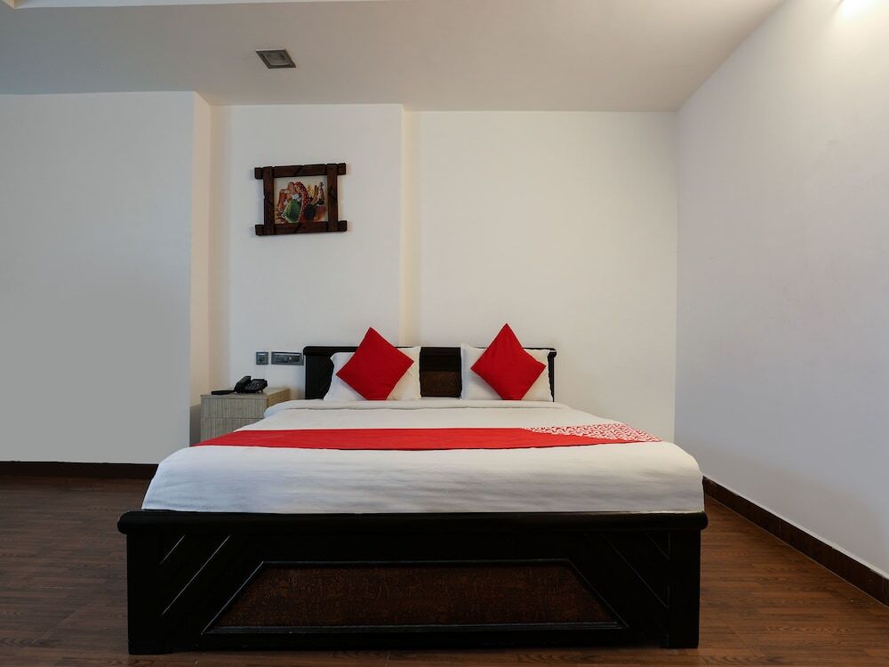 Хидерабад: OYO 986 Hotel Akhand Homes