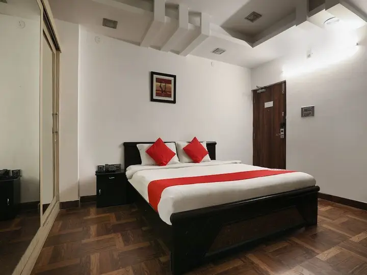 Хидерабад: OYO 986 Hotel Akhand Homes