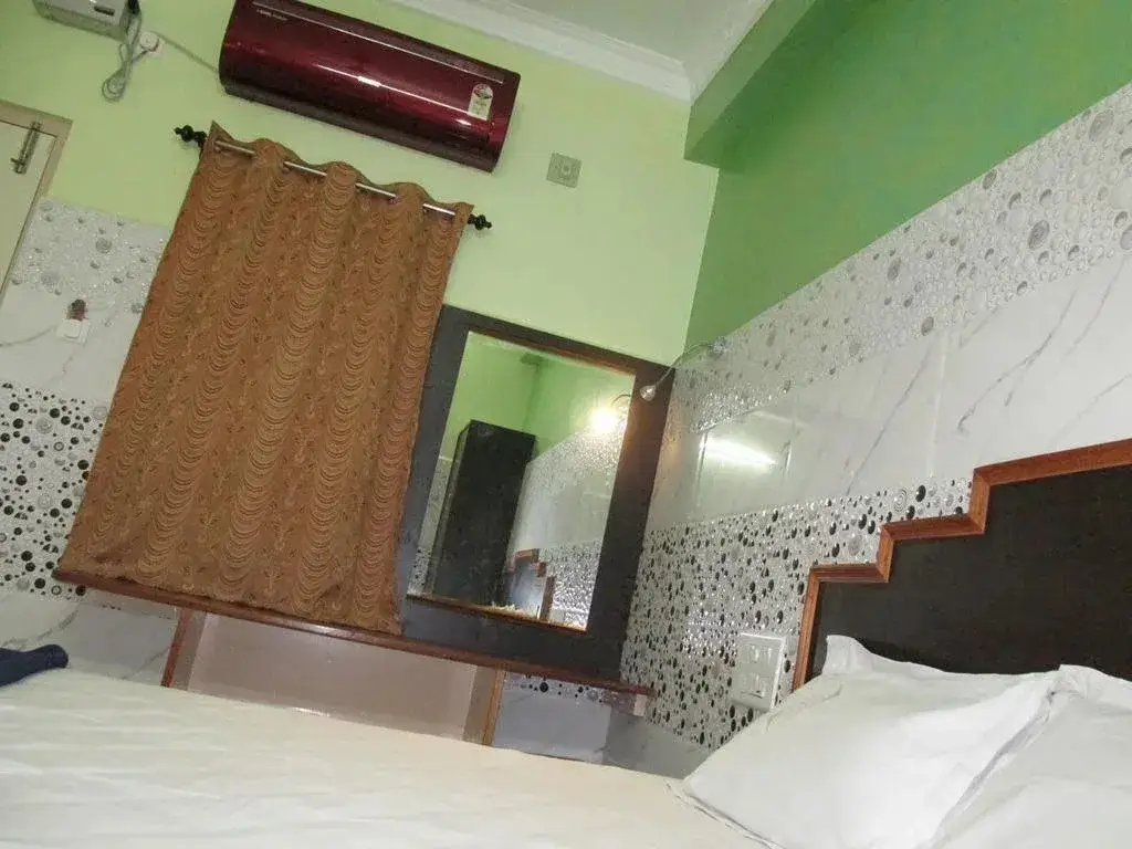 Тирупати: Aadrustam Residency