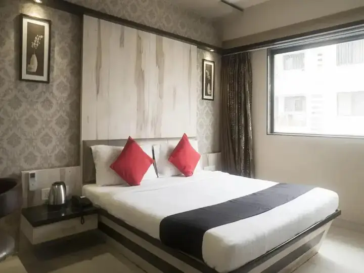 Пимпри-Чинчвад: Super Townhouse OAK Regal Inn Near Sant Tukaram Nagar Metro Station