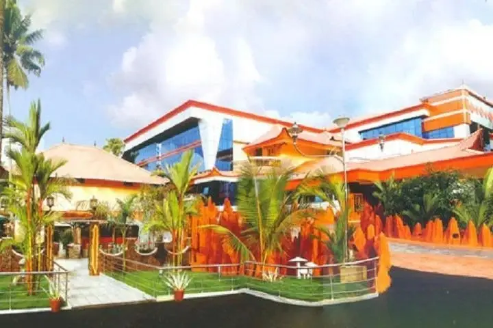 Атирапалли: Varsha International