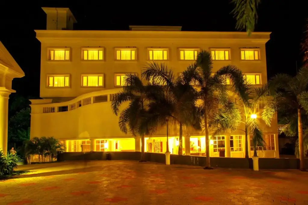 Camelot Hotel — фото 1
