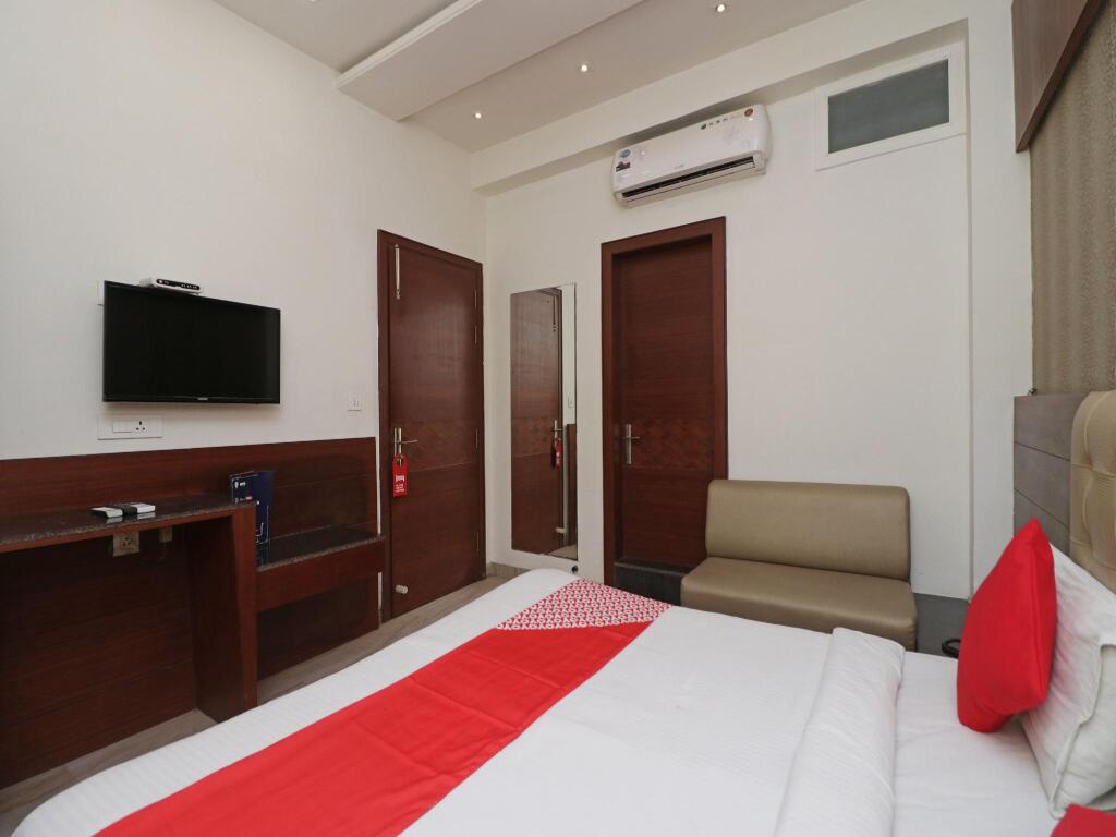 Матхура: Capital O 2594 Hotel Kanchan Residency
