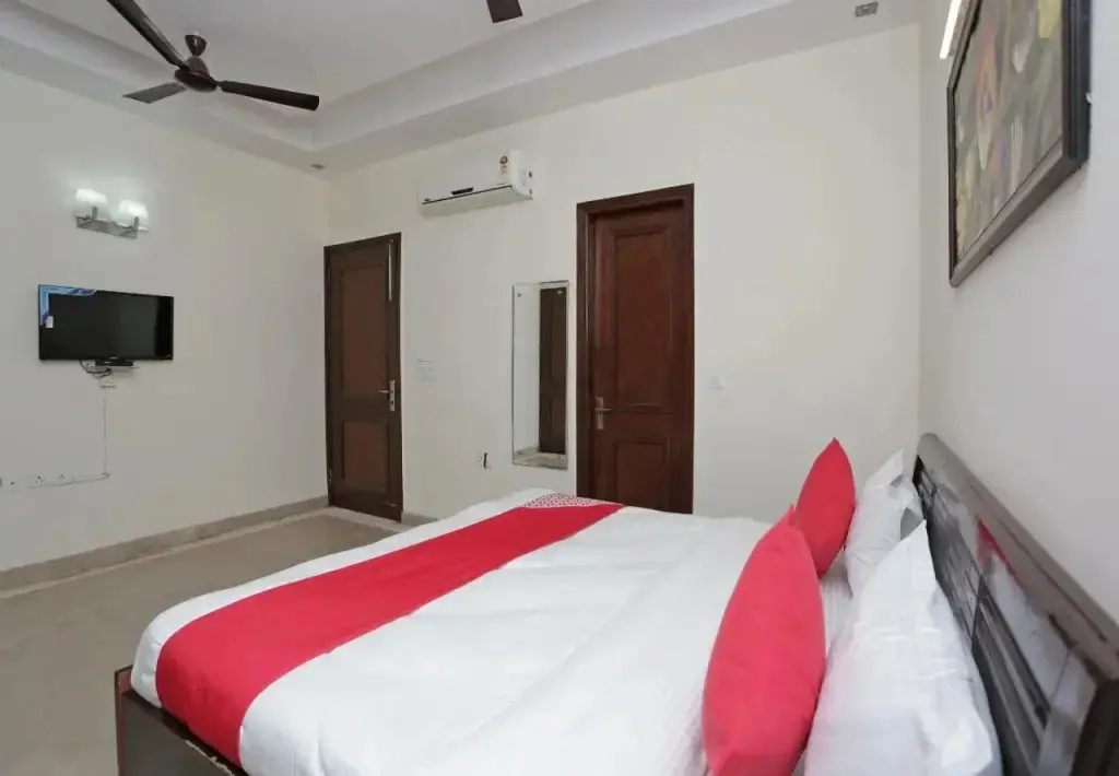 Нойда: OYO Rooms Noida City Centre 208