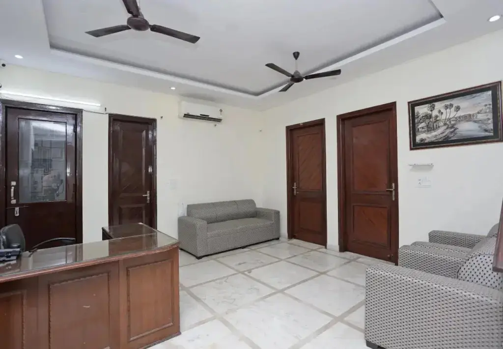 Нойда: OYO Rooms Noida City Centre 208