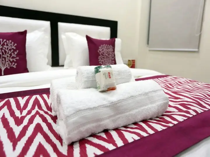 Нойда: Hotel Petals Inn