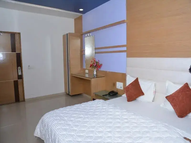 Бхаруч: Hotel Corona