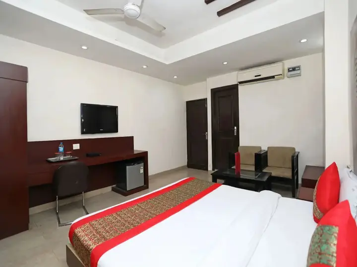 Канпур: OYO Premium Swaroop Nagar