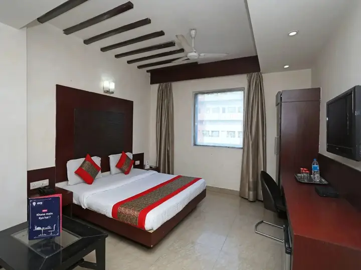 Канпур: OYO Premium Swaroop Nagar