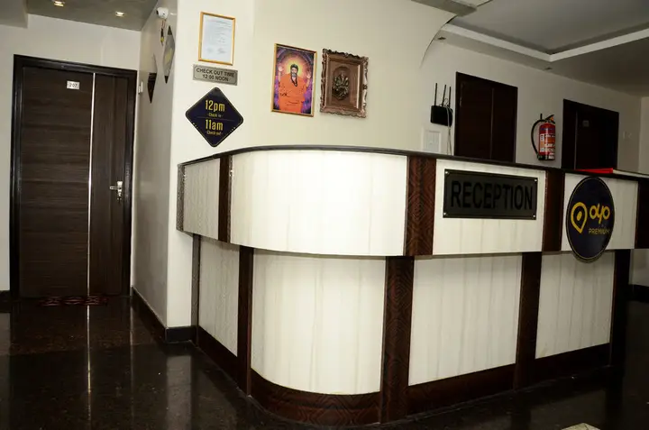 Канпур: OYO Premium Swaroop Nagar