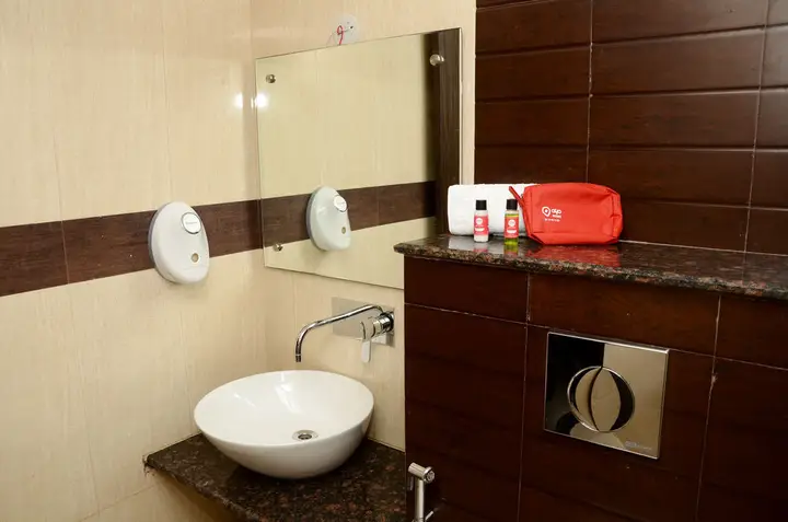 Канпур: OYO Premium Swaroop Nagar