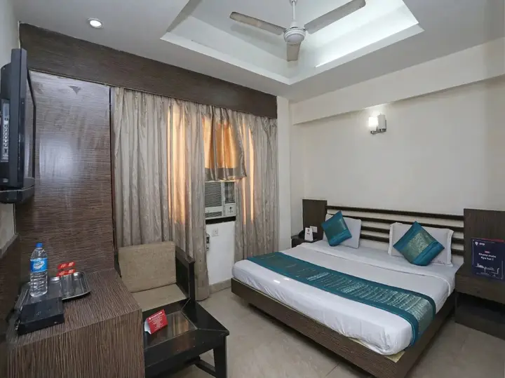 Канпур: OYO Premium Swaroop Nagar