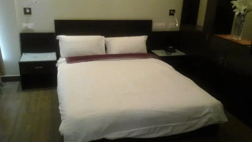 Шахджаханпур: Komachi Hotel